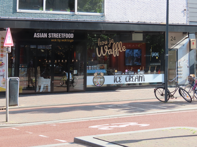 850261 Gezicht op de de winkelpui van het onlangs geopende restaurant 'Wok! - Asian Streetfood' (Vredenburg 25) te ...